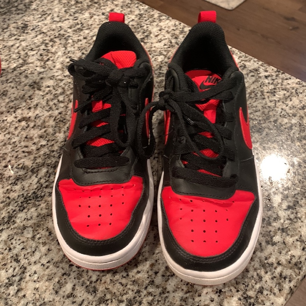Nike big kids court borough 2 low top- size 3.5 red/black